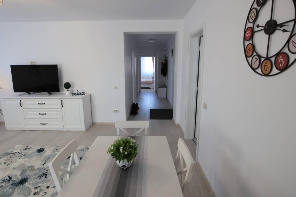 White Apartment Gura Humorului, Bucovina, Voronet Екстериор снимка